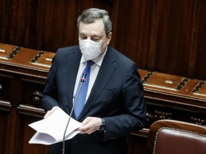 Il premier Draghi: "Non ci voltiamo dall'altra parte. Italiani lascino Kiev"