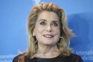 Deneuve subasta su guardarropa Yves Saint-Laurent