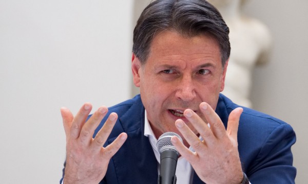 "Nessun passo indietro". Giuseppe Conte difende il reddito di cittadinanza