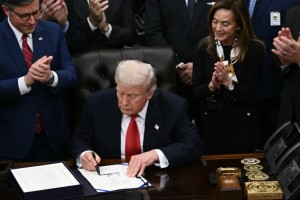 Donald Trump firma il provvedimento che mette fine allo shutdown