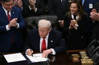 Donald Trump firma il provvedimento che mette fine allo shutdown