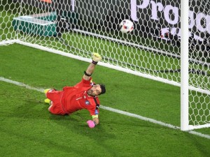 Uefa, ecco i 10 gol pi&ugrave; belli del 2016. Buffon miglior parata