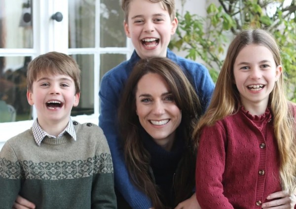 Royal family, Kate chiede scusa per la foto 'taroccata'