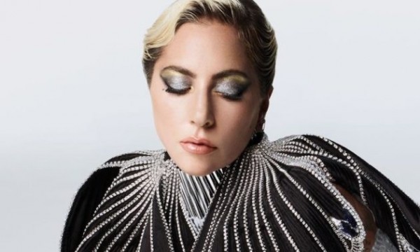 Lady Gaga sorprende en la portada de la revista Elle USA