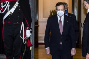 Il governo Draghi ottiene la fiducia in Senato. I sì sono 262, i no 40. Due gli astenuti