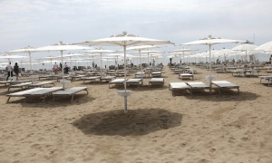 La questione delle concessioni agli stabilimenti balneari divide la maggioranza