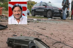  El periodista atacado y restos del autom&oacute;vil destruido por una bomba.