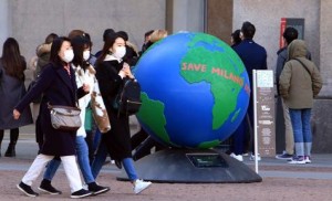 Turistas asi&aacute;ticos en "We planet", una exposici&oacute;n en Milan. Todos temen