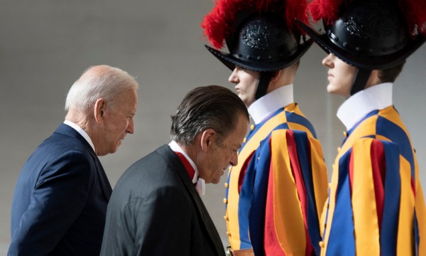 Biden, la visita di Kennedy e il bacio dell'anello papale