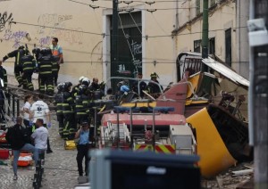  Vigili del fuoco e soccorritori sul luogo dell&#039;incidente 