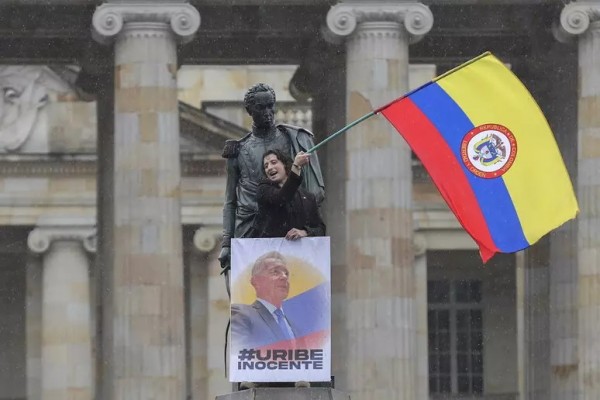 Colombia, liberato l'ex presidente &Aacute;lvaro Uribe