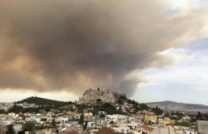 Incendi ad Atene, la testimonianza di turisti italiani: "Chiusi in hotel, cielo di fuoco"