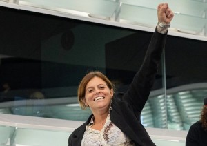 Ilaria Salis esulta in Parlamento dopo il voto che ne ha confermato l'immunit&agrave; parlamentare