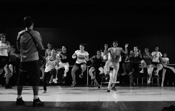 Los  participante​s​ se involucra​n​ , para poder ejecutar ​  figuras​ musicales ​ desde el centro corporal