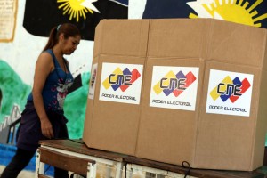 Abren los centros para la elecci&oacute;n de 335 alcaldes y el gobernador de Zulia