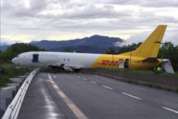 Bergamo cargo esce di pista e finisce in strada, paura all'aeroporto di Orio al Serio