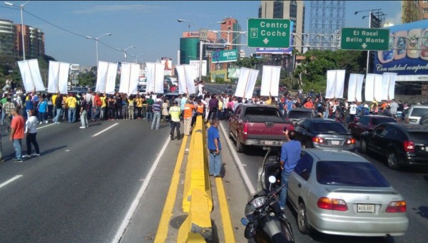 Oposici&oacute;n venezolana a &ldquo;sorpresa&rdquo; tranca la autopista Francisco Fajardo
