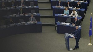 Juncker: &ldquo;La storia non si ricorder&agrave; di noi, ma dei nostri errori, non rendiamoci colpevoli di errori che potrebbero mettere fine all&rsquo;Europa&rdquo;.