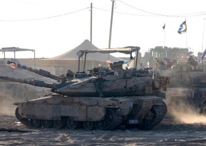 Spari sulle tende a Gaza City, morti e feriti. 21 bambini uccisi dalla fame in tre giorni. Pizzaballa: "Situazione inaccettabile"