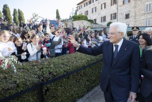 Mattarella ad Assisi per le celebrazioni di San Francesco: "Paesi e istituzioni sono chiamati al dialogo"