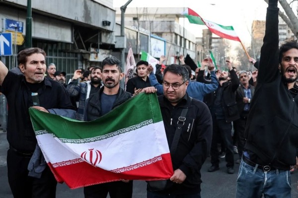 Iraniani gridano slogan mentre si radunano in lutto il giorno dopo l'assassinio della guida suprema iraniana, l'Ayatollah Ali Khamenei