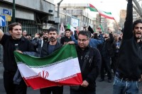 Iraniani gridano slogan mentre si radunano in lutto il giorno dopo l'assassinio della guida suprema iraniana, l'Ayatollah Ali Khamenei