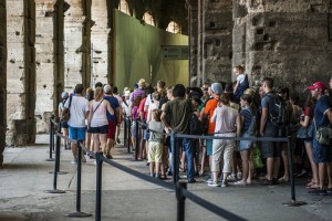  Turisti in visita al Colosseo