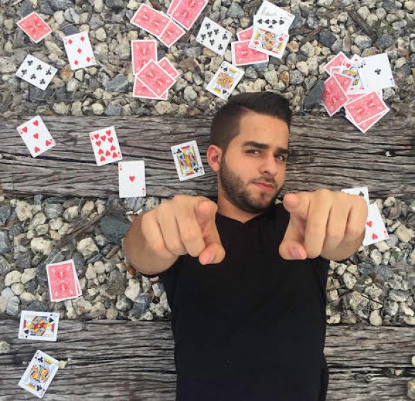 El mago e ilusionaista Michel Gallero combina trucos y entretenimiento en Youtube