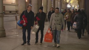 Dos futbolistas latinoamericanos Dybala y Iturbese suman a una campa&ntilde;a solidaria con las personas sin hogar en Tur&iacute;n