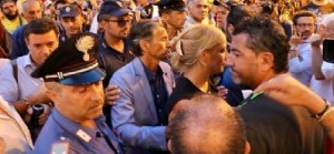 In questa foto, presa dalla Gazzetta del Mezzogiorno, l&#039;on Rosalba De Giorgi (M5s) contestata dai manifestanti