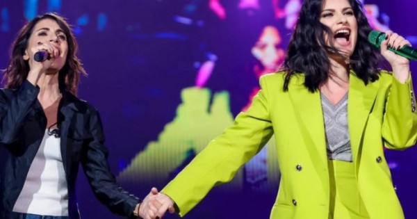 Laura Pausini e Giorgia durante il concerto Italia Loves Romagna