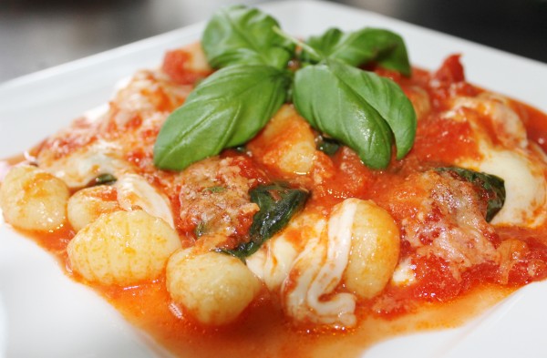 Gnocchi alla Sorrentina a Sorrento con il Vesuvio e la baia di Napoli come sfondo
