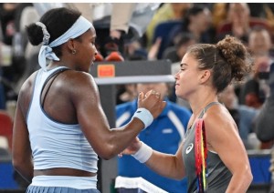  La statunitense Coco Gauff saluta l&#039;italiana Jasmine Paolini a fine match