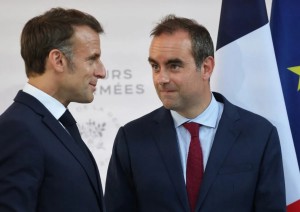 Emmanuel Macron ha nominato premier il ministro della Difesa Sebastien Lecornu.