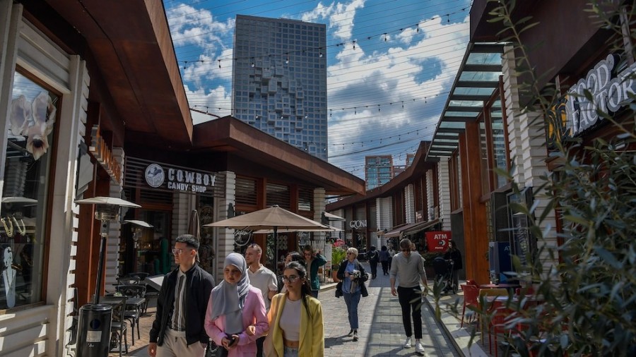 Viandantes paseando por Tirana, Albania.