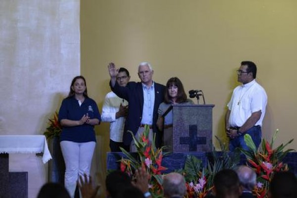 Mike Pence y su esposa Karen de visita en un albergue de Caritas en la ciudad brasile&ntilde;a de Manaus
