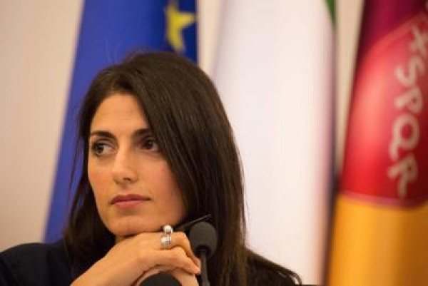 'Patata bollente', bufera su Libero. Di Maio: "Che schifo", Boldrini: "Spazzatura"