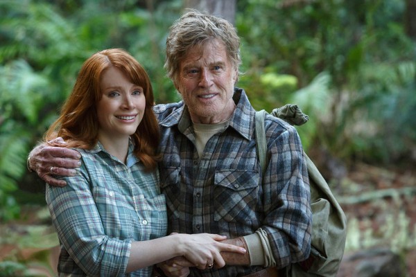 Bryce Dallas Howard y Robert Redford en Peter y el drag&oacute;n