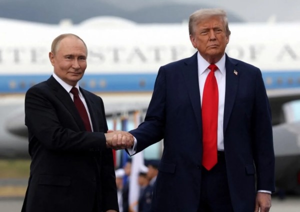 Vladimir Putin e Donald Trump ieri 15 agosto 2025 ad Anchorage, in 