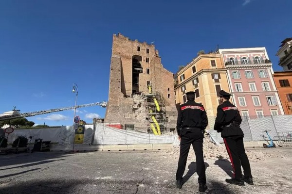Colapsa parte de la Torre dei Conti en pleno centro de Roma