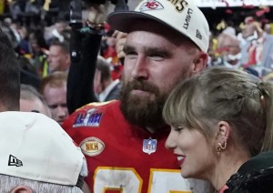  Taylor Swift, nell&#039;edizione dello scorso anno del Super Bowl, con il compagno Travis Kelce dei Kansas City Chiefs 