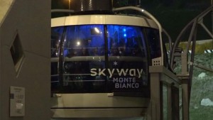 Monte Bianco, all'alba ripresi i soccorsi notte in funivia a 3mila metri d'altezza per un guasto