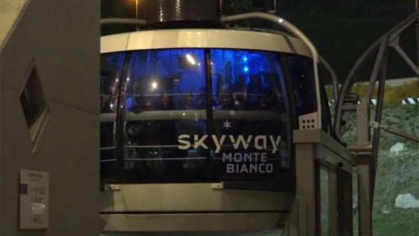 Monte Bianco, all'alba ripresi i soccorsi notte in funivia a 3mila metri d'altezza per un guasto