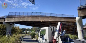 Paura a Roma crolla all'Eur ponte ciclabile a Roma, nessun ferito