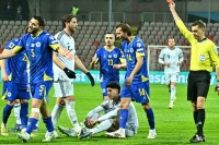 L'arbitro Turpin espelle Bastoni