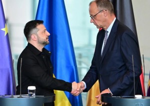  Il presidente ucraino Zelensky saluta il cancelliere tedesco Merz