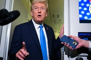 Donald Trump parla con i giornalisti a bordo dell'Air Force One