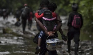 adolescenti venezuelani viaggiano da soli attraverso la giugla del Darién fra Colombia e Panama