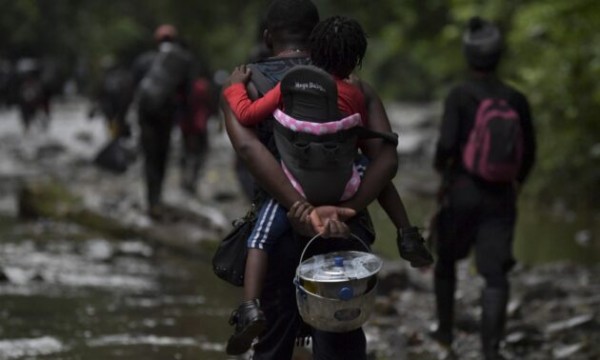 adolescenti venezuelani viaggiano da soli attraverso la giugla del Dari&eacute;n fra Colombia e Panama