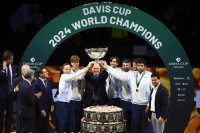 L&#039;Italia festeggia con il trofeo dopo aver vinto le finali della Coppa Davis 2024